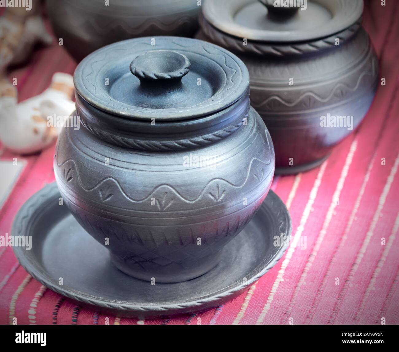 Vajilla de cerámica artesanal se vende en la feria Foto de stock