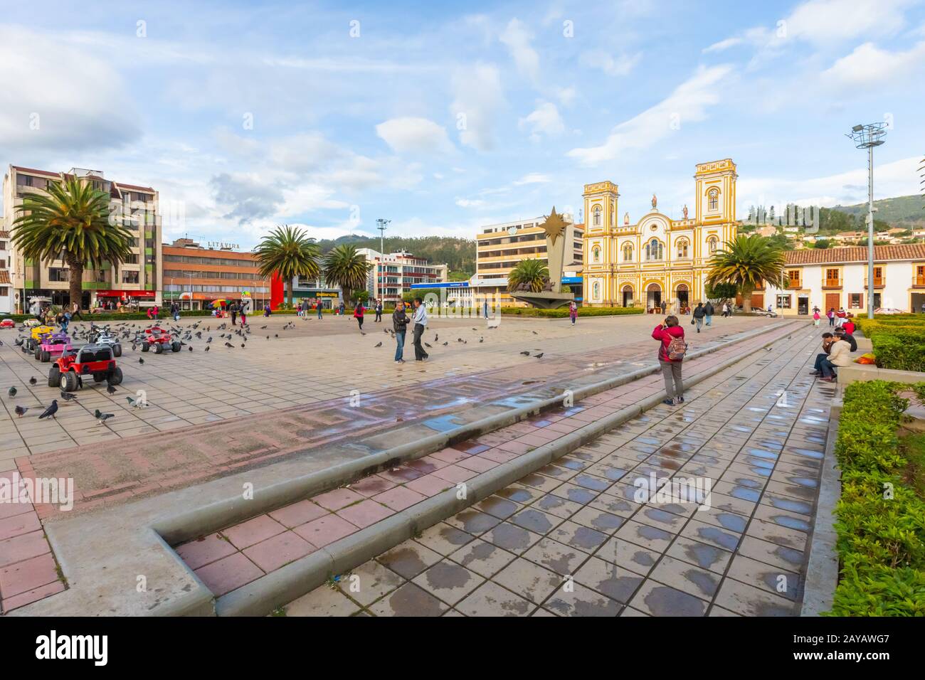 Colombia Plaza del parque Sogamoso de Villa y Catedral de San Martín de Tours Foto de stock