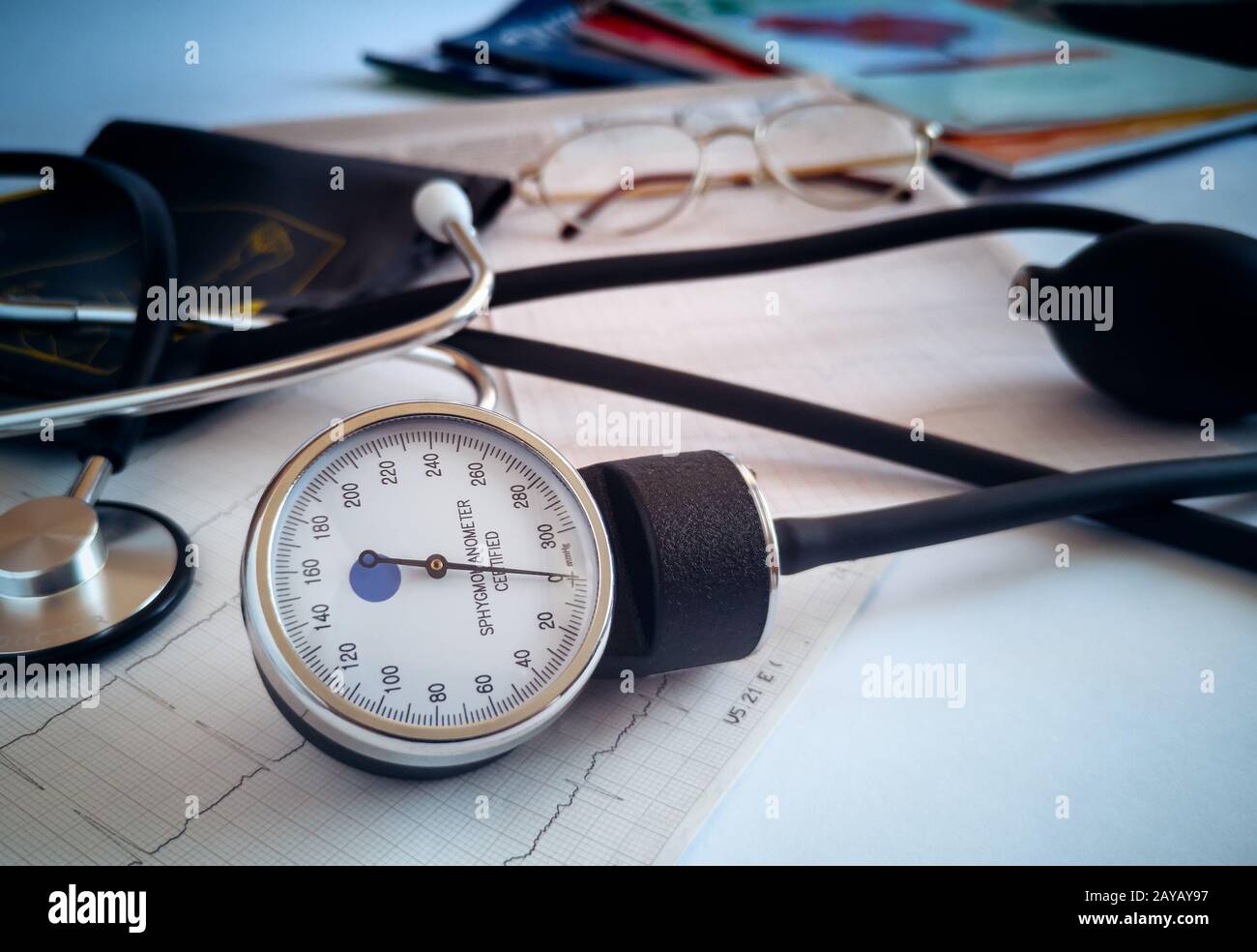 Dispositivos médicos: Un estetoscopio para auscultación de pacientes y  aparatos para medir la presión arterial Fotografía de stock - Alamy