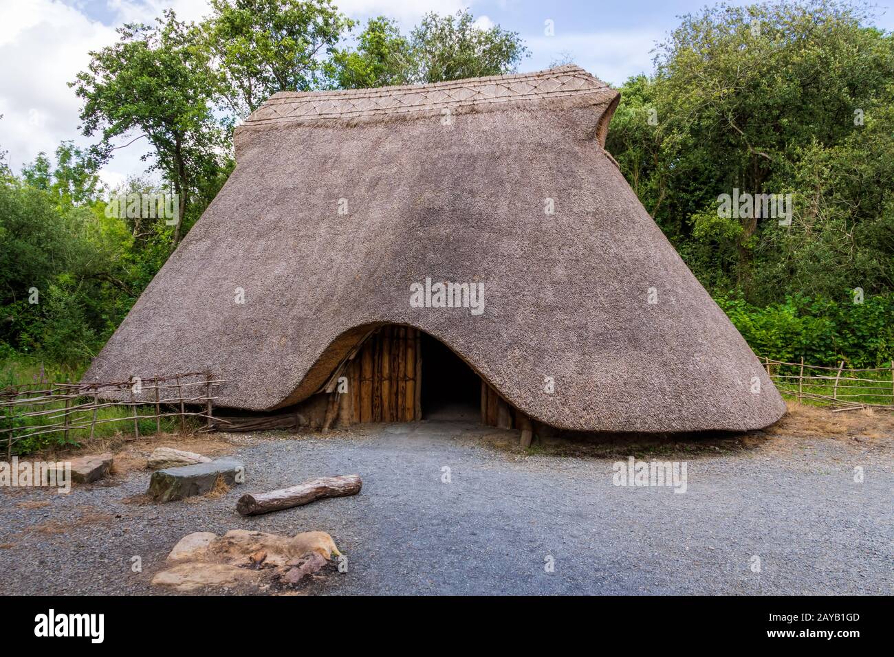 Antigua cabaña de paja con fuego de campamento, concepto de asentamiento humano de edad temprana Foto de stock