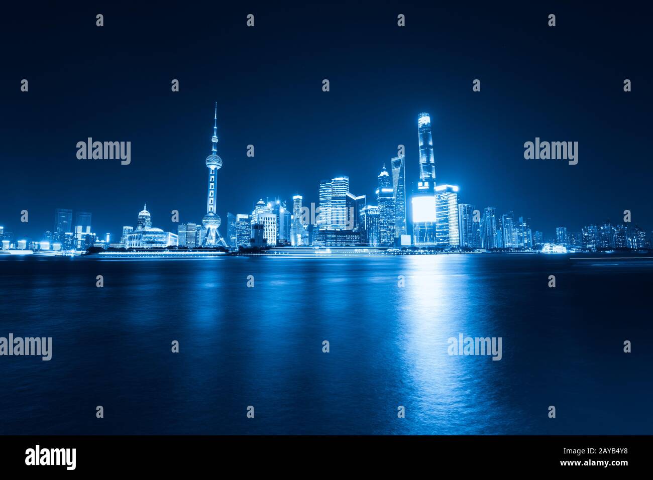 perfil de shanghai en tono azul Foto de stock