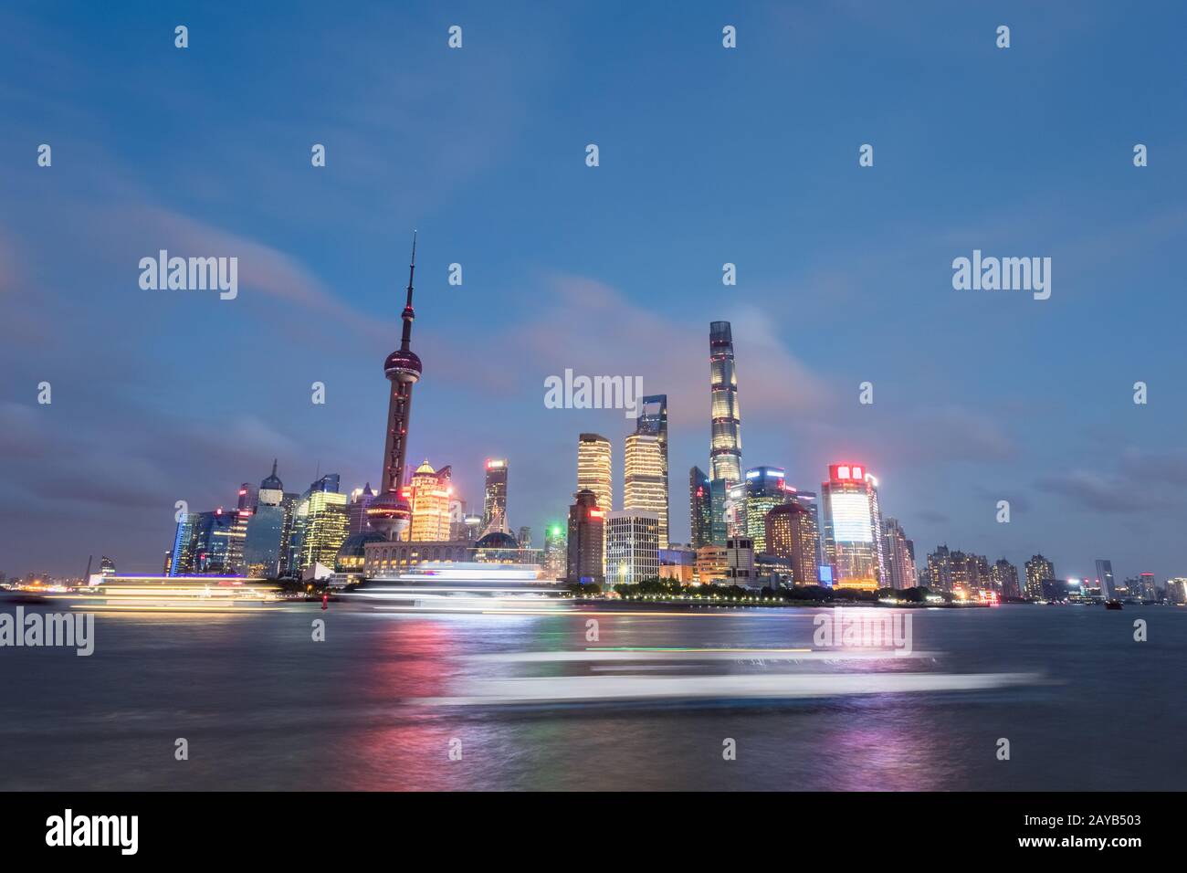 hermoso horizonte de shanghai en la noche de verano Foto de stock