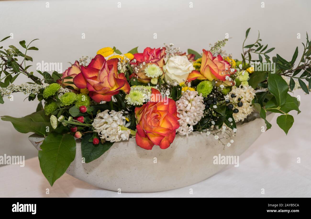 Arreglo floral creativo en una taza casera de concreto - closeup Floristry opcional imagen Foto de stock
