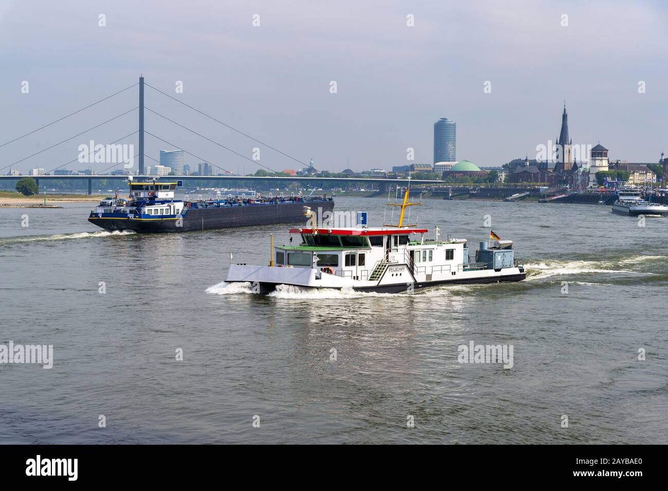 Barco y barco fluvial en el Rin Foto de stock