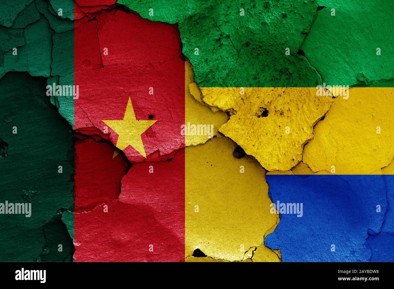 Banderas de Camerún y Gabón pintados en la pared agrietada Foto de stock