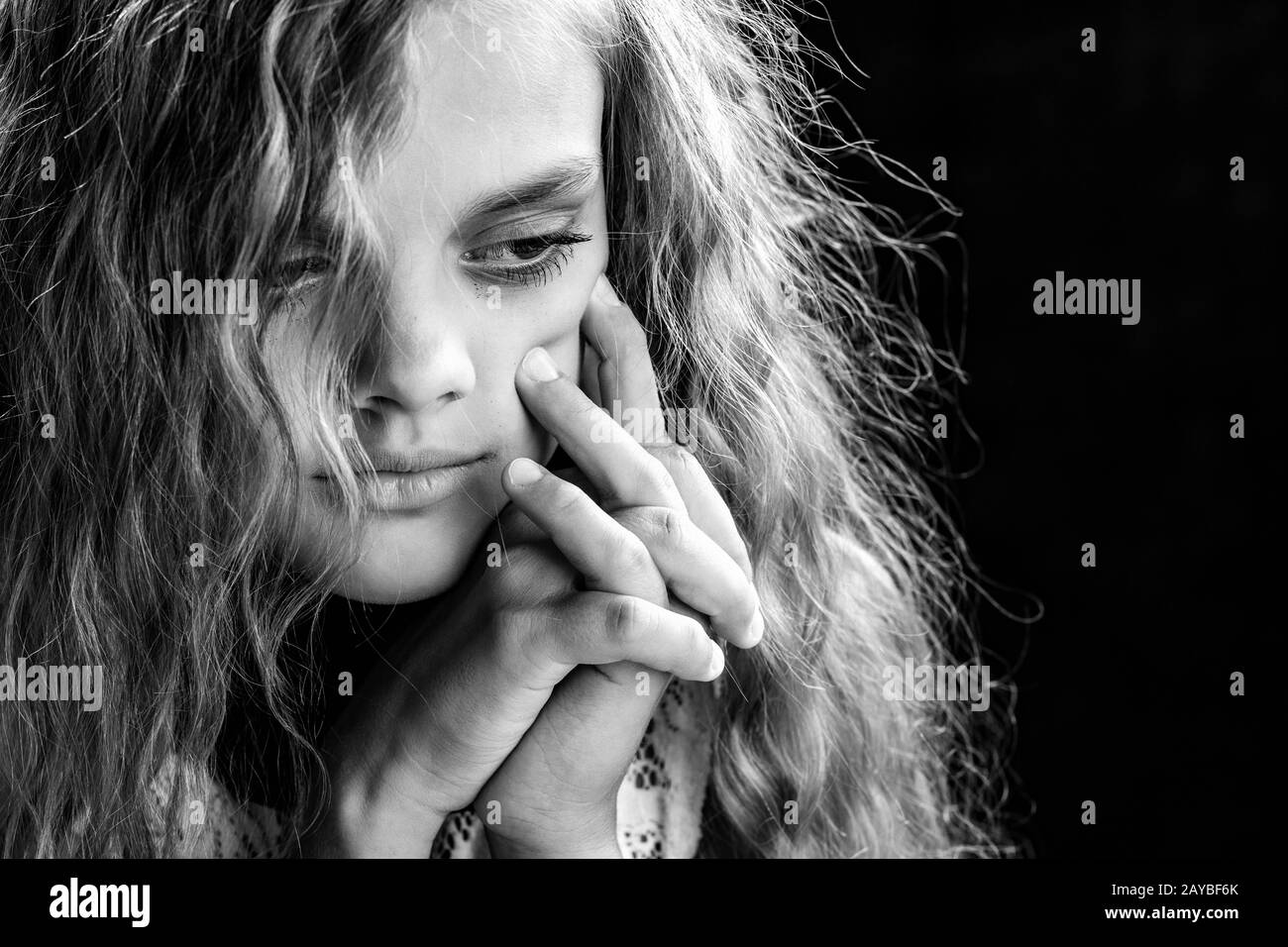 Psicológicos retrato en blanco y negro de una chica sobre un fondo negro Foto de stock