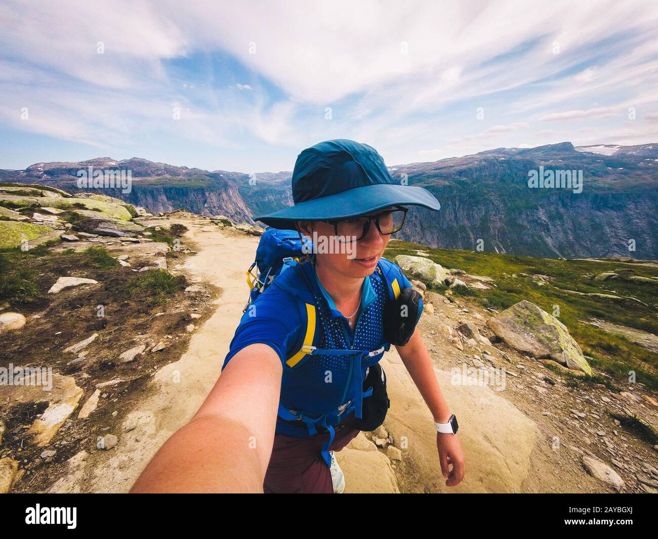 Guapo aventurero humano tomando selfie montaña. Mujer viajero foto usted mismo cámara de acción en la naturaleza. Viaje estilo de vida adven Foto de stock