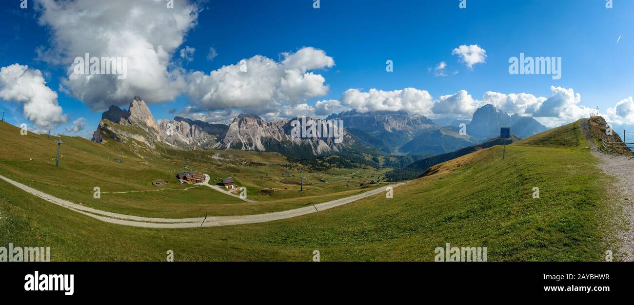Vista panorámica del pico Seceda, Odle cordillera, Gardena, Dolomitas, Italia Foto de stock