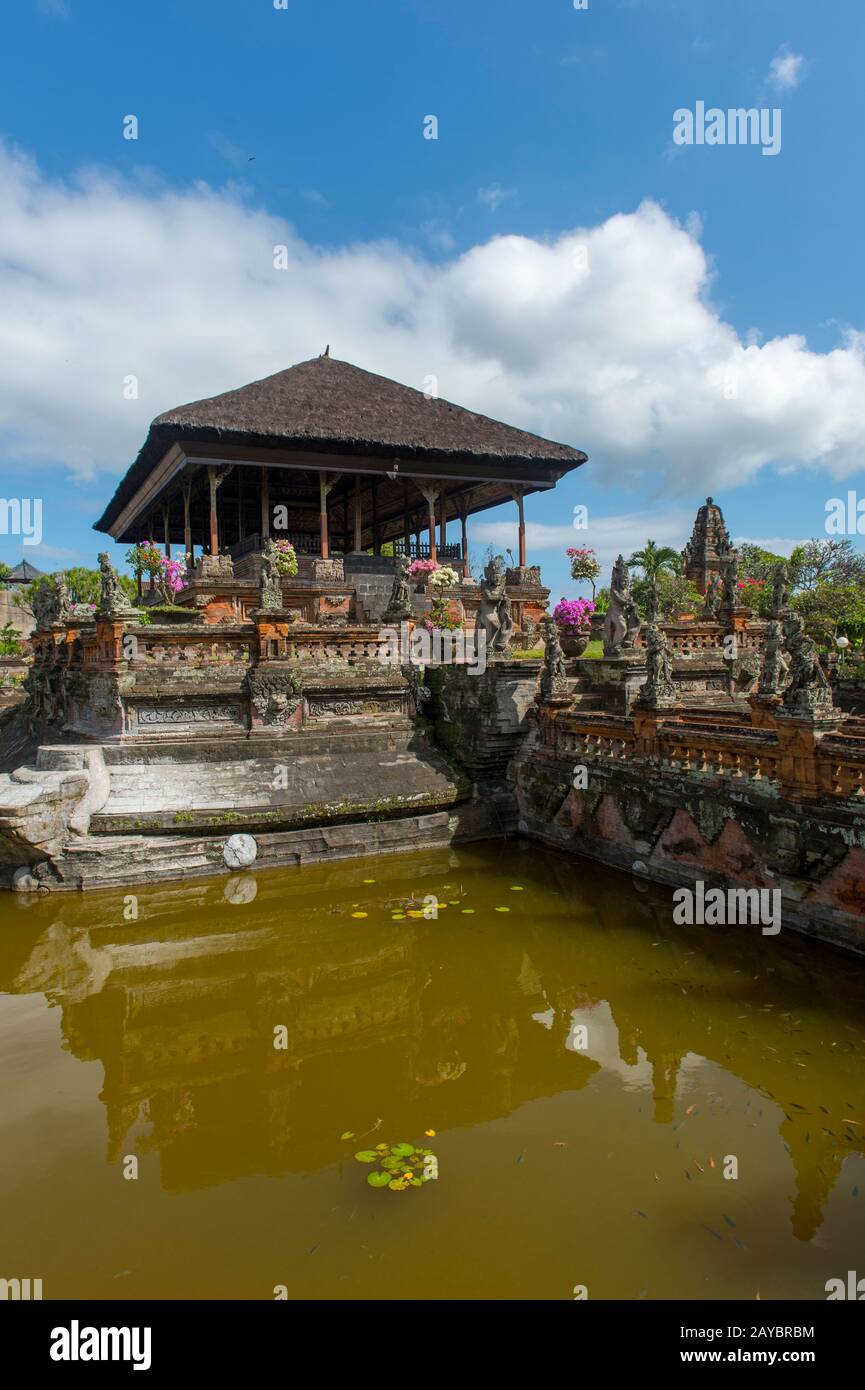 Vista del pabellón Kartha Gosa (antiguo Salón de Justicia), en el Palacio Puri Semarapura, Klungkung, Bali, Indonesia. Foto de stock