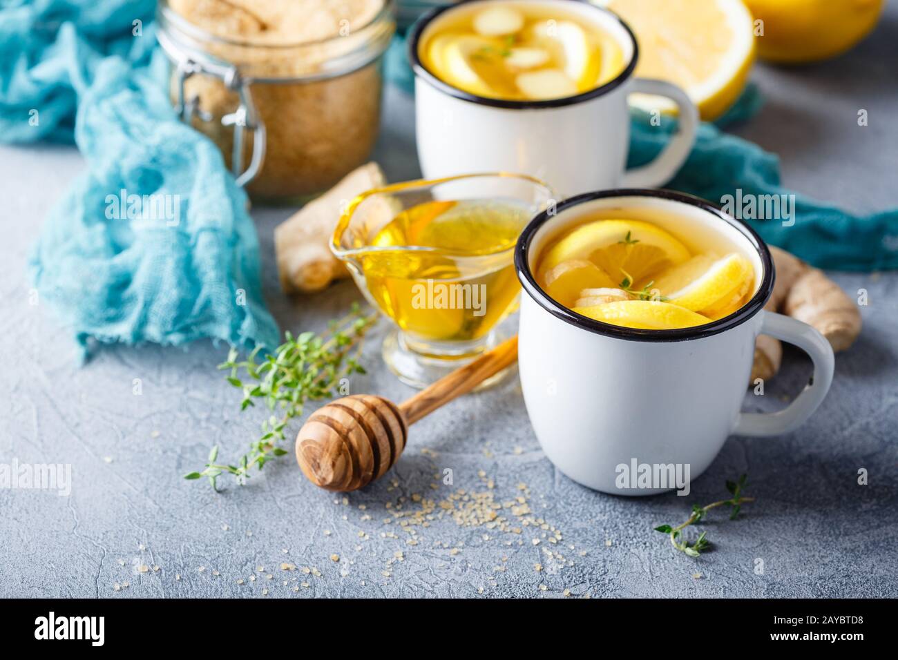 Tazas de té de jengibre con miel y limón Foto de stock