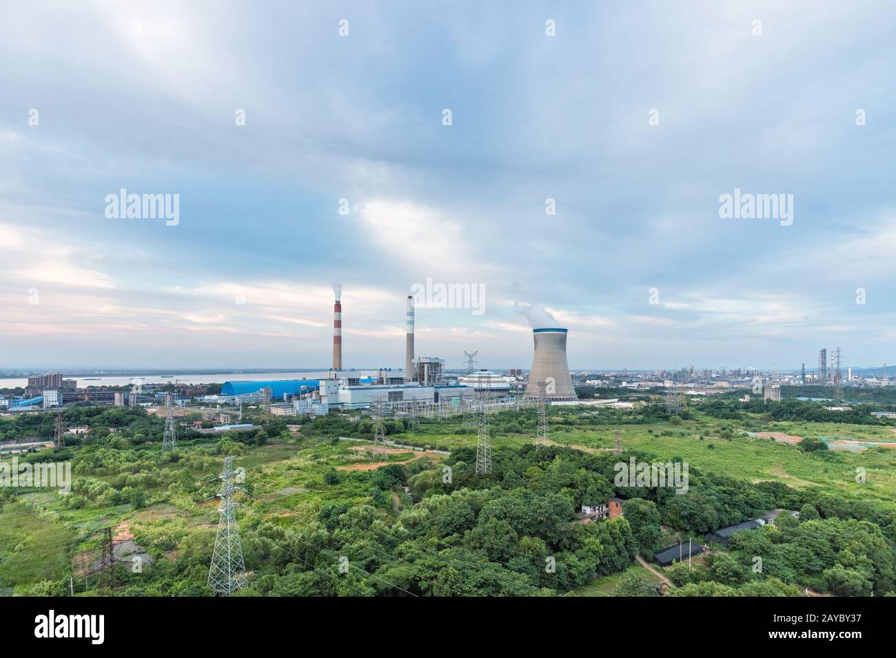 central eléctrica a carbón al atardecer Foto de stock