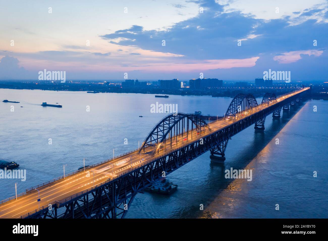 puente del río jiujiang yangtze en la caída de la noche Foto de stock