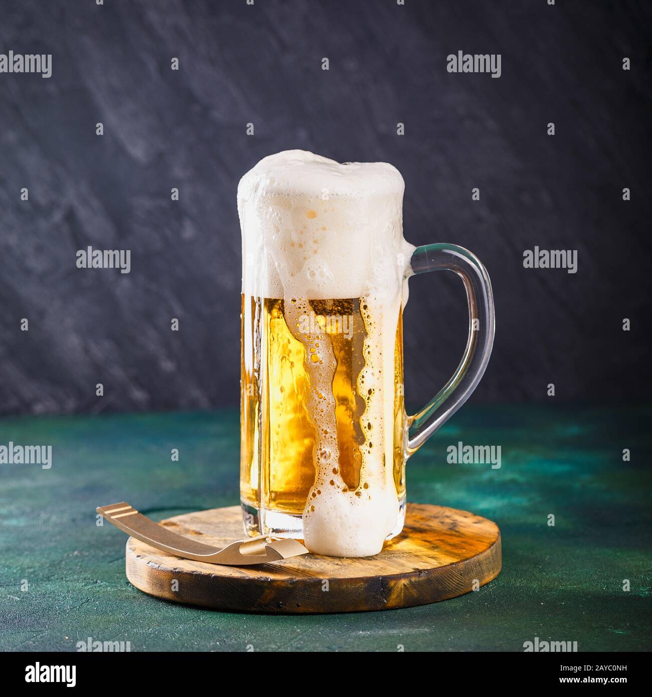 Taza de cerveza sobre fondo oscuro Foto de stock