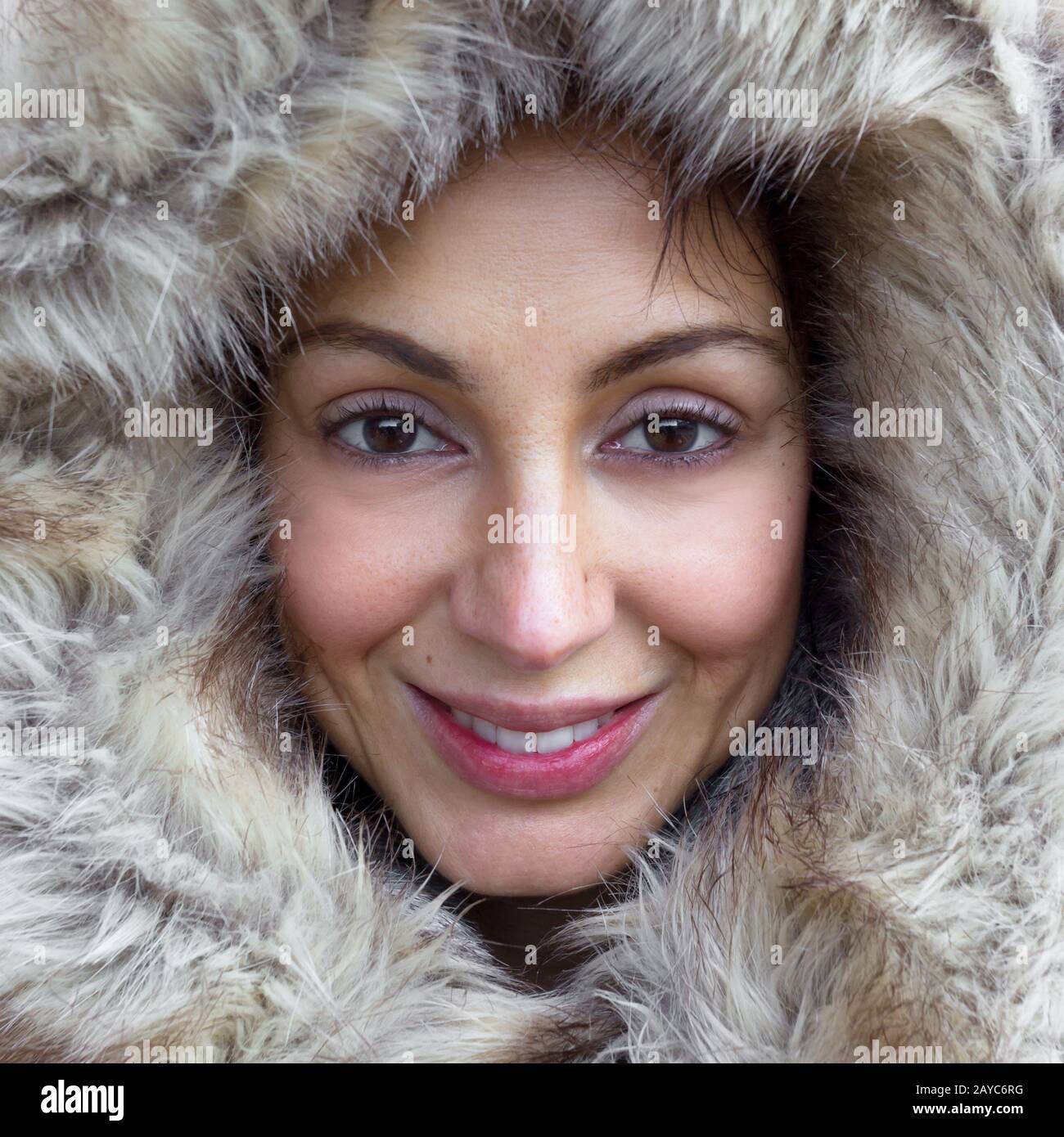 Mujer joven con capucha peluda Fotografía de stock - Alamy