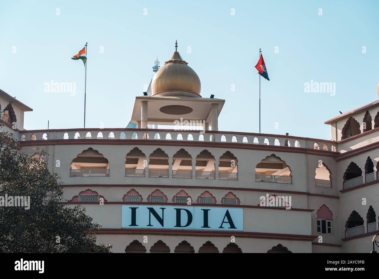 Attari, India - Febuary 8, 2020: Entrada al estadio desde el cartel de la India en la ceremonia de clausura de la frontera de Wagah con Pakistán en Punjab Foto de stock