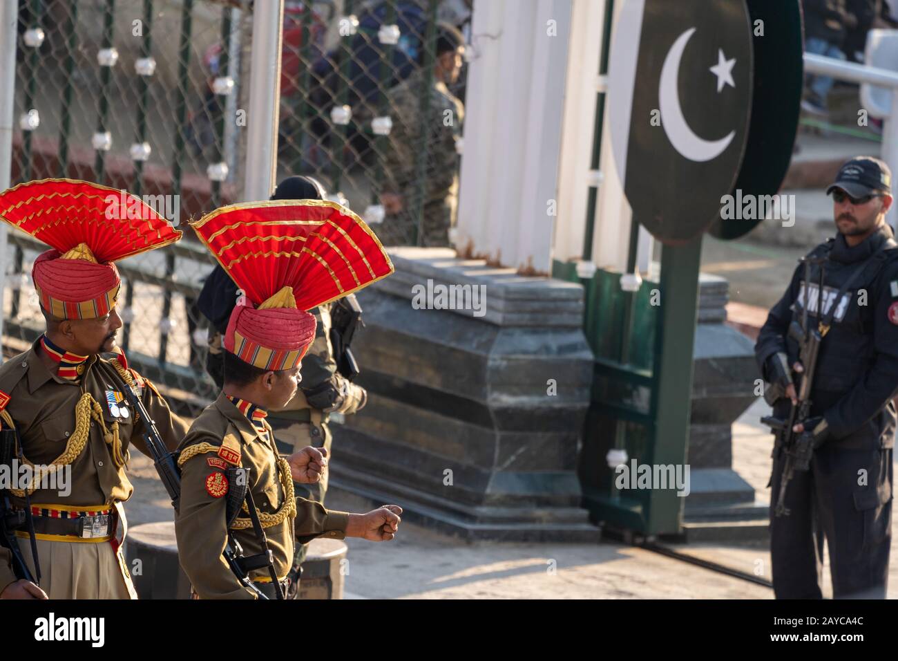 Attari, India - Febrero 8, 2020: Miembros de la Fuerza de Seguridad Fronteriza de la India se enfrentan a los Rangers de Pakistán en la ceremonia de la Frontera de Wagah Foto de stock