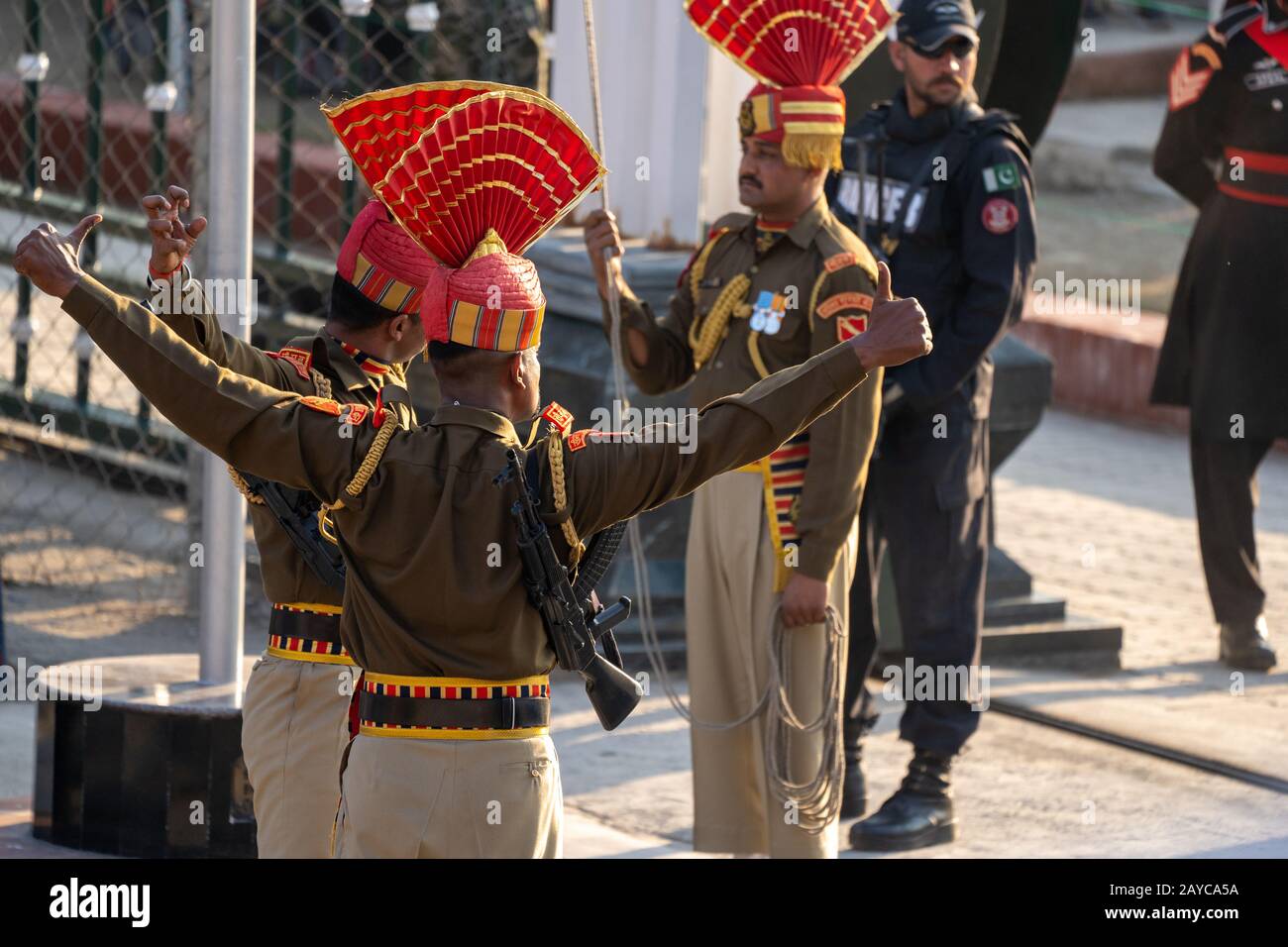 Attari, India - Febrero 8, 2020: Miembros de la Fuerza de Seguridad Fronteriza de la India se enfrentan a los Rangers de Pakistán en la ceremonia de la Frontera de Wagah Foto de stock