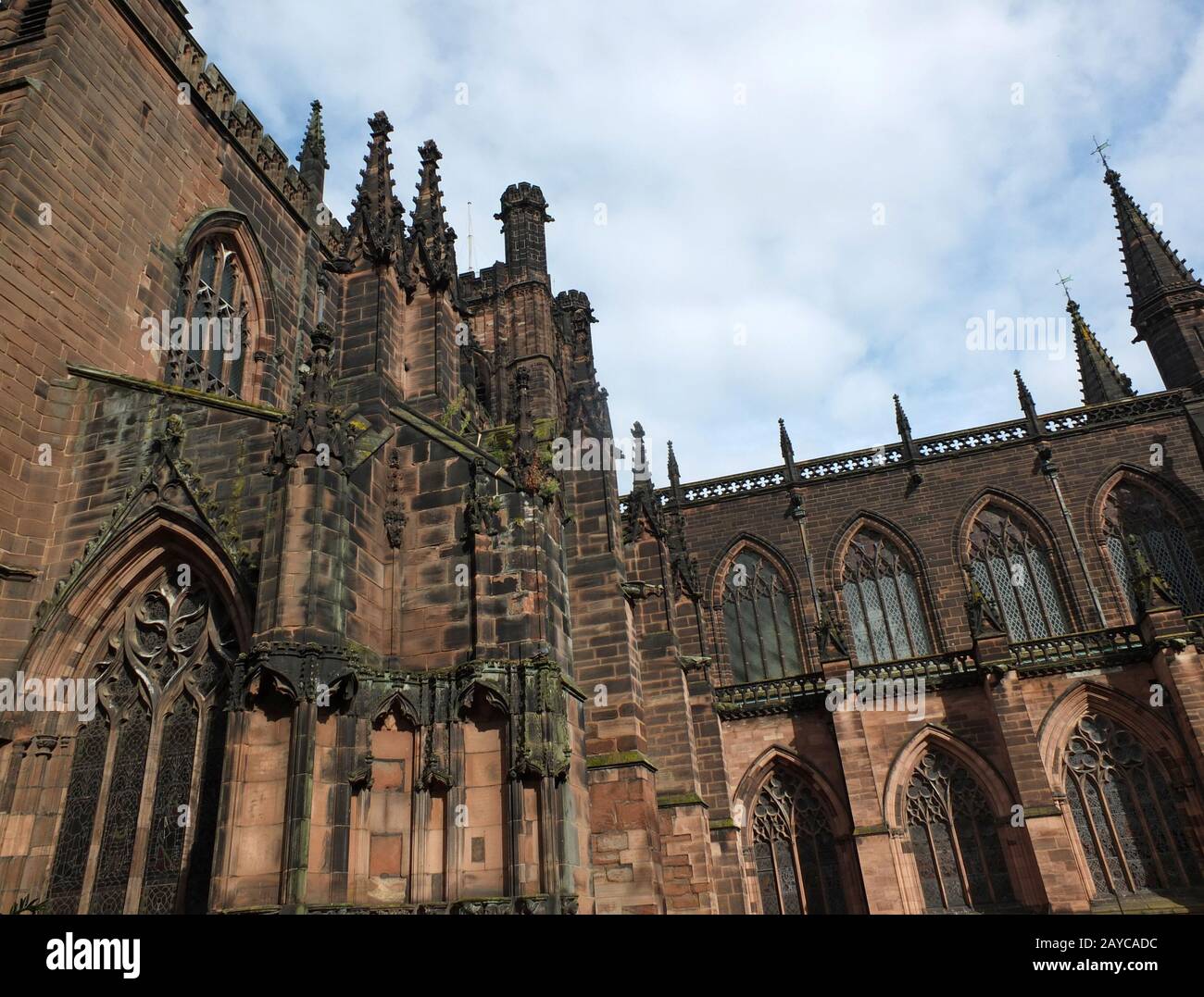 vista de cerca de la ornamentada piedra medieval en la histórica catedral de chester Foto de stock
