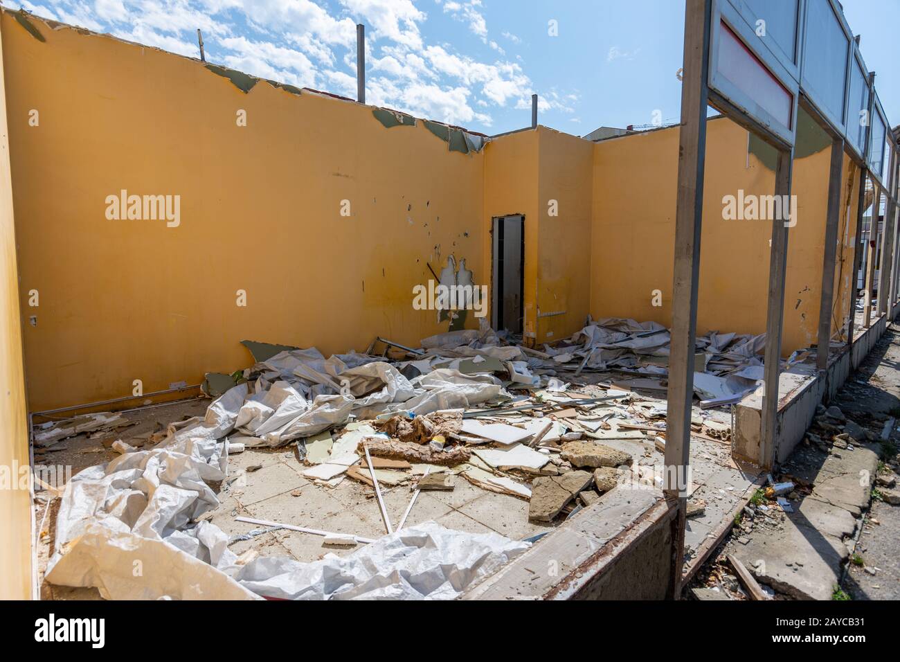 Desmantelamiento de una tienda construida ilegalmente, el resto de las paredes, los residuos de la construcción Foto de stock