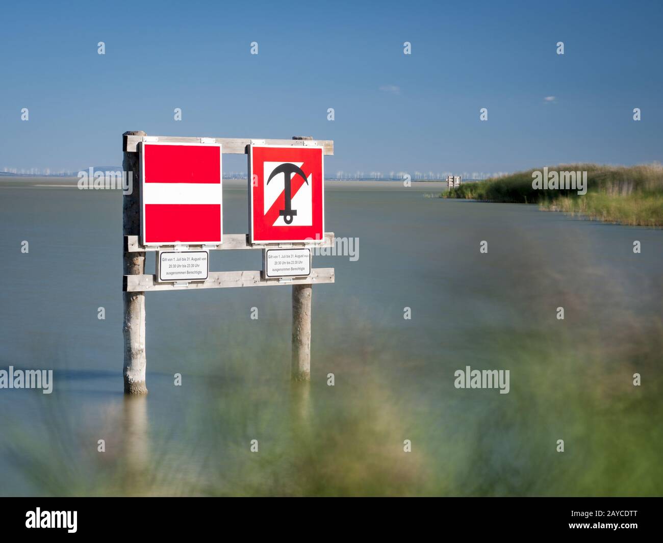 Firme con las reglas del tráfico de agua para los barcos en el lago neusiedlersee Foto de stock