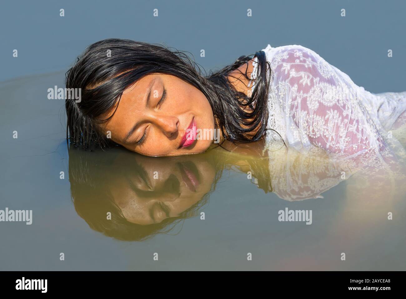 Retrato reflejo facial femenino en agua Foto de stock