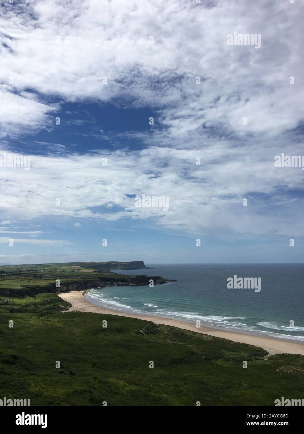 Fotos de una playa en Ballycastle, Irlanda del Norte tomadas desde un punto de vista en el lado del acantilado Foto de stock