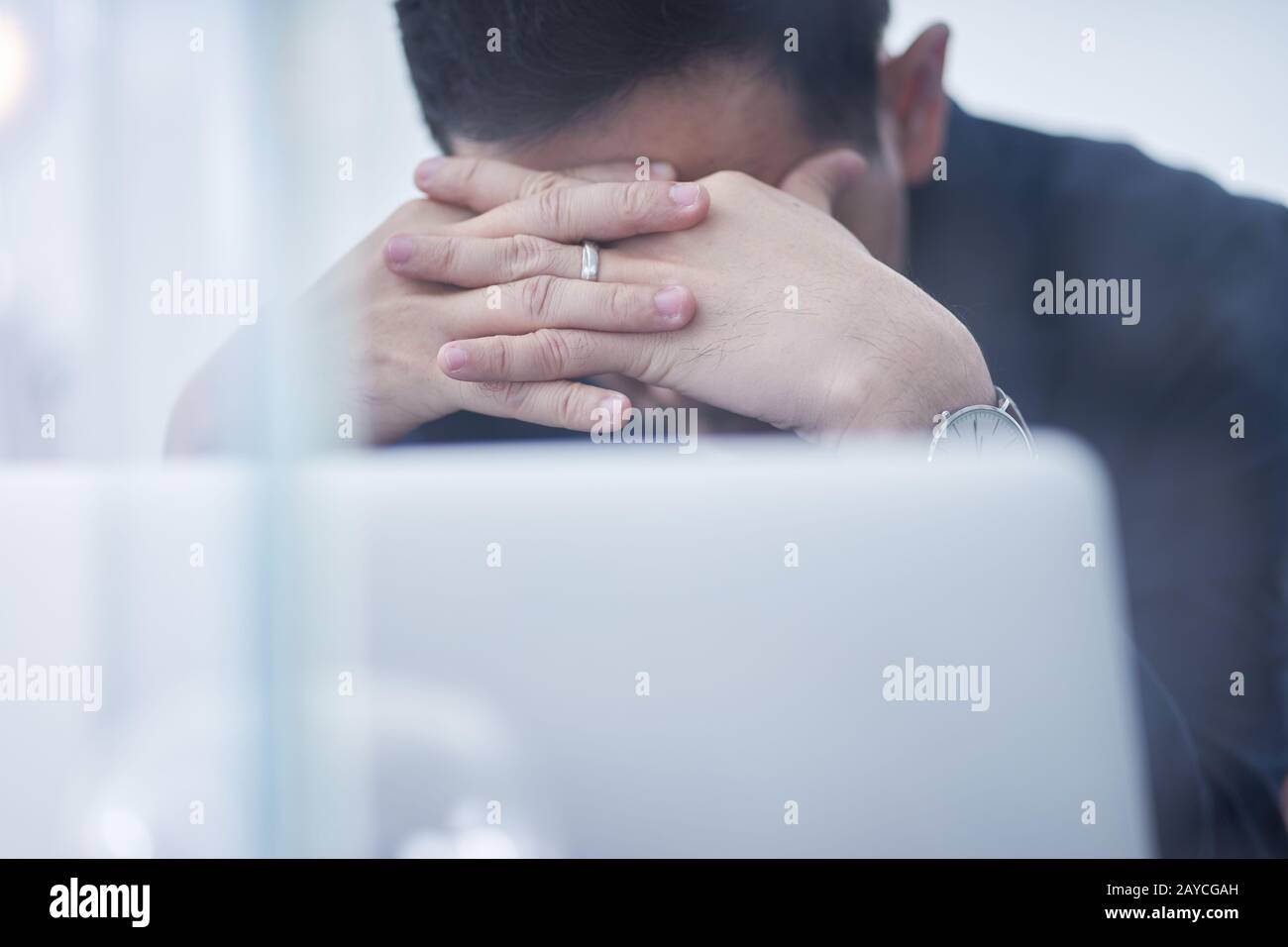 Estresado hombre asiático o hombre de negocios en el cargo Foto de stock