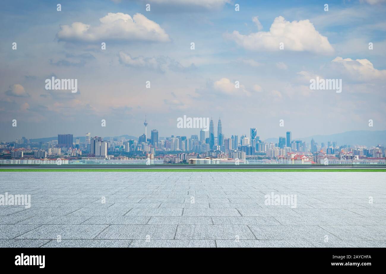 Planta baja cuadrada vacía con fondo del horizonte de la ciudad . Medios mixtos . Foto de stock