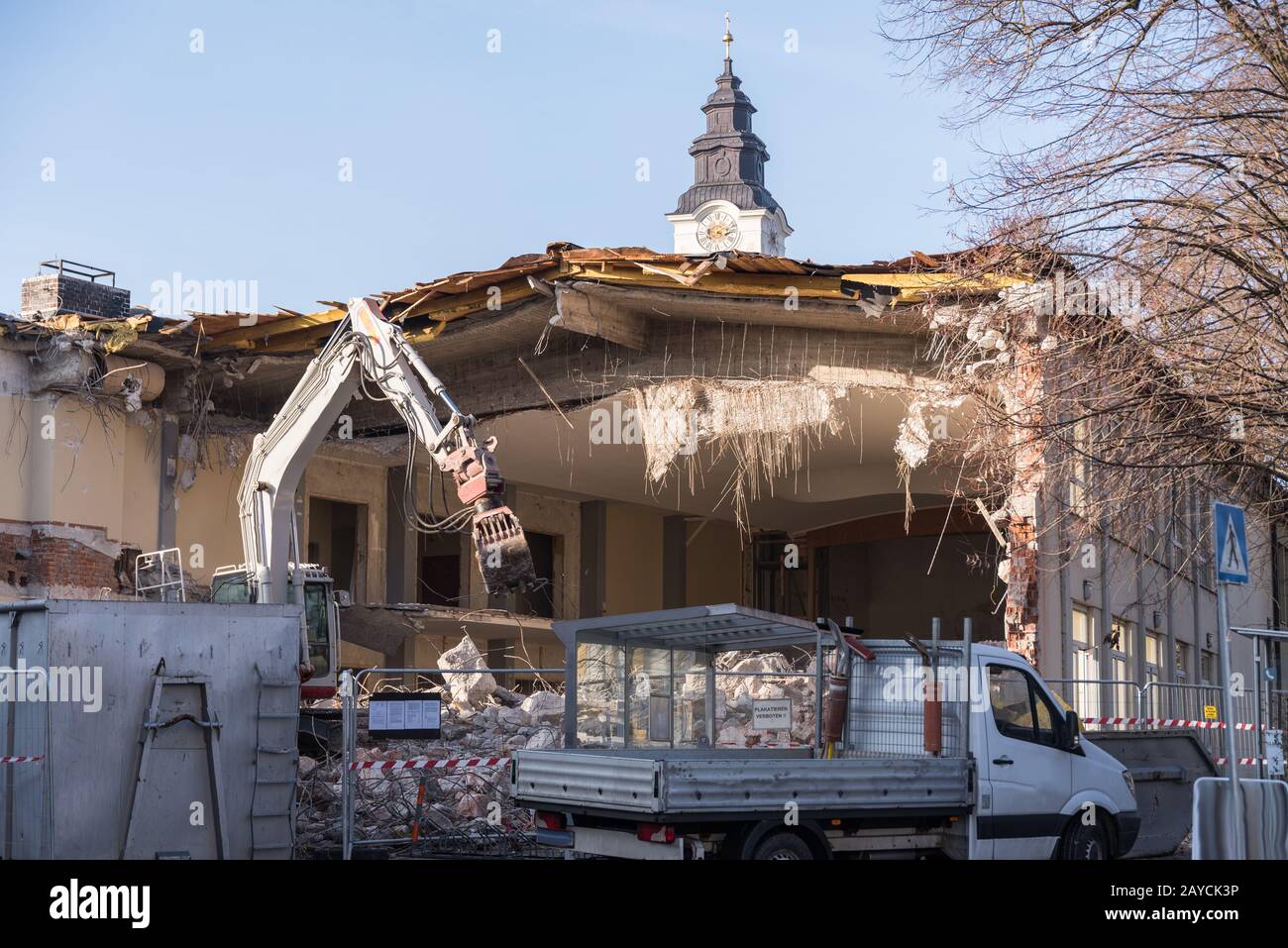 Demolición de casas con demolición - edificio de los marodes es