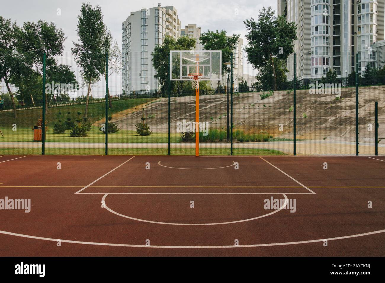 Cancha de baloncesto. Sport Arena. Instalaciones deportivas al aire libre  en el parque Natalka de Kiev en Ucrania Fotografía de stock - Alamy