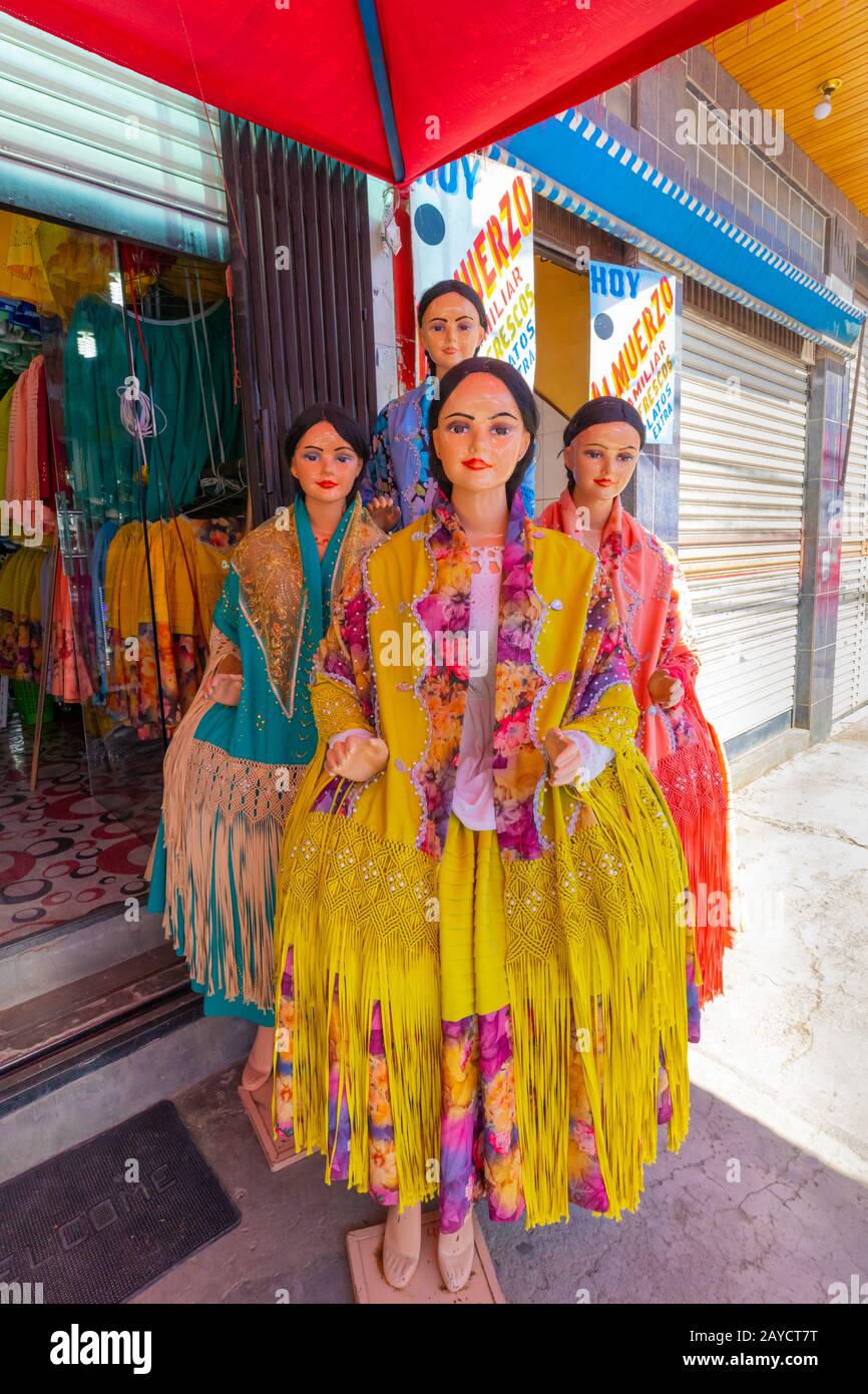 Bolivia la Paz ropa tradicional sobre maniquíes Fotografía de stock - Alamy