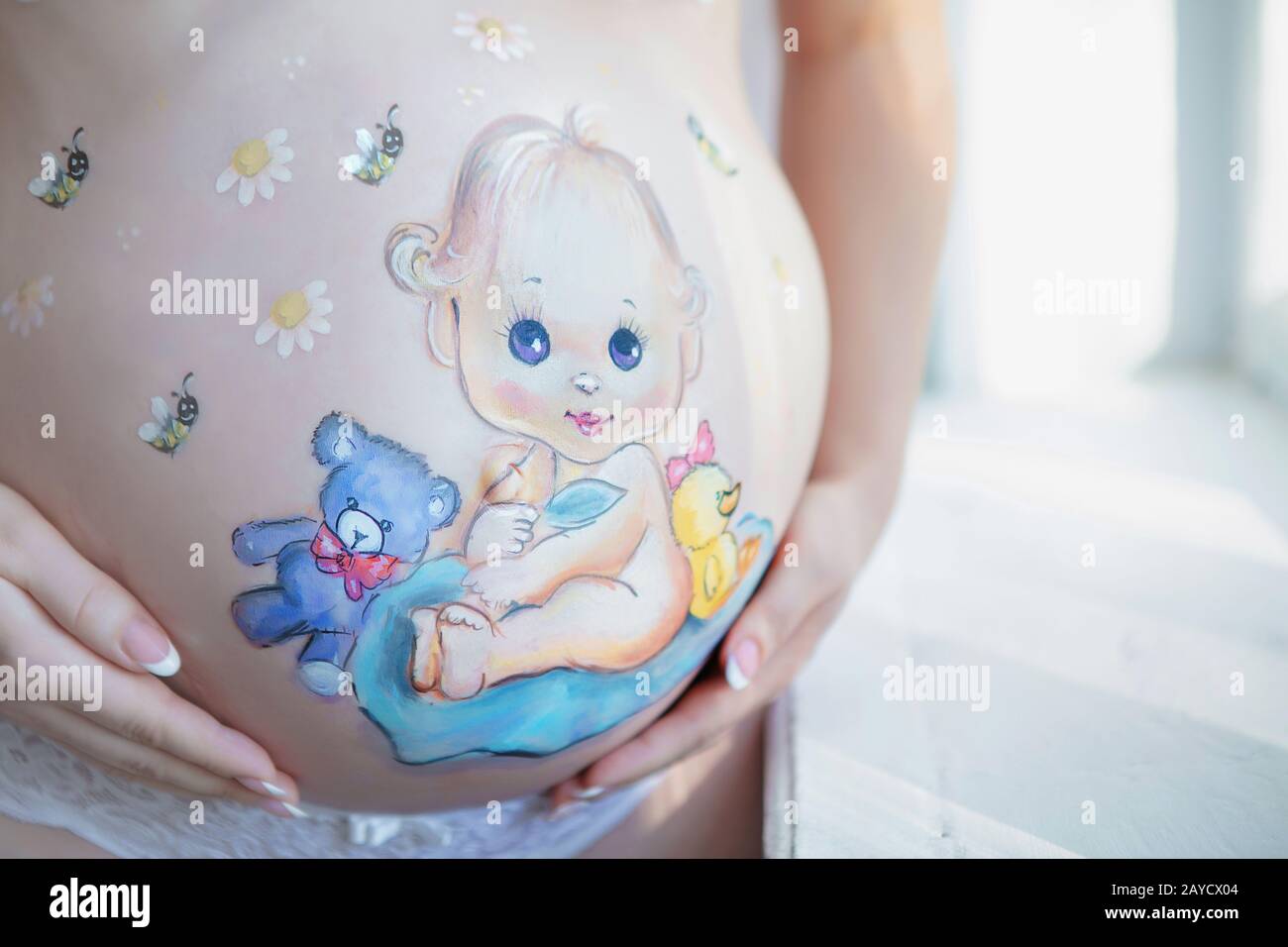 Encantador dibujo en el estómago de una mujer embarazada Fotografía de  stock - Alamy