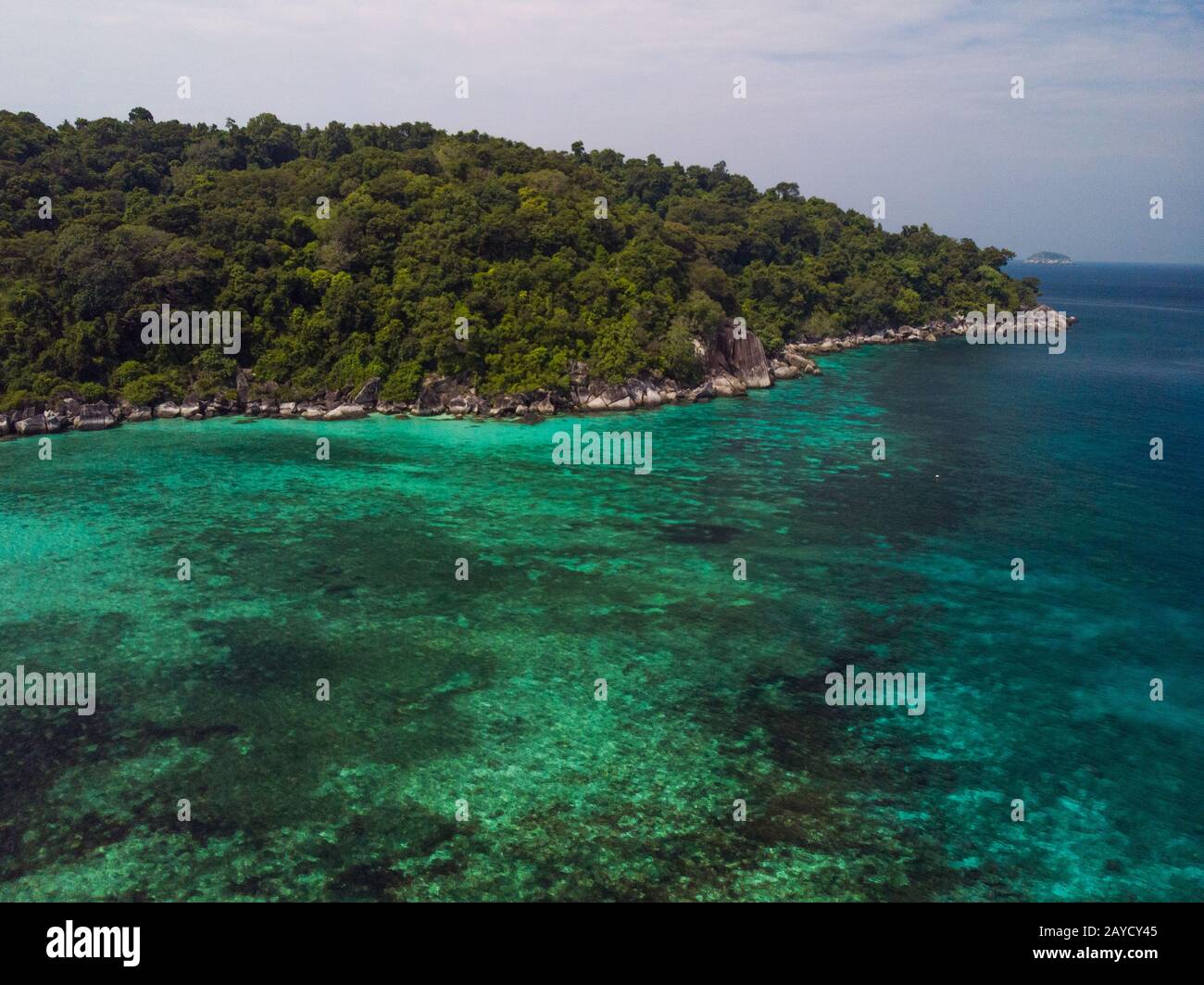 Un viaje de buceo en el agua cristalina frente a una isla solitaria en el sudeste asiático Foto de stock