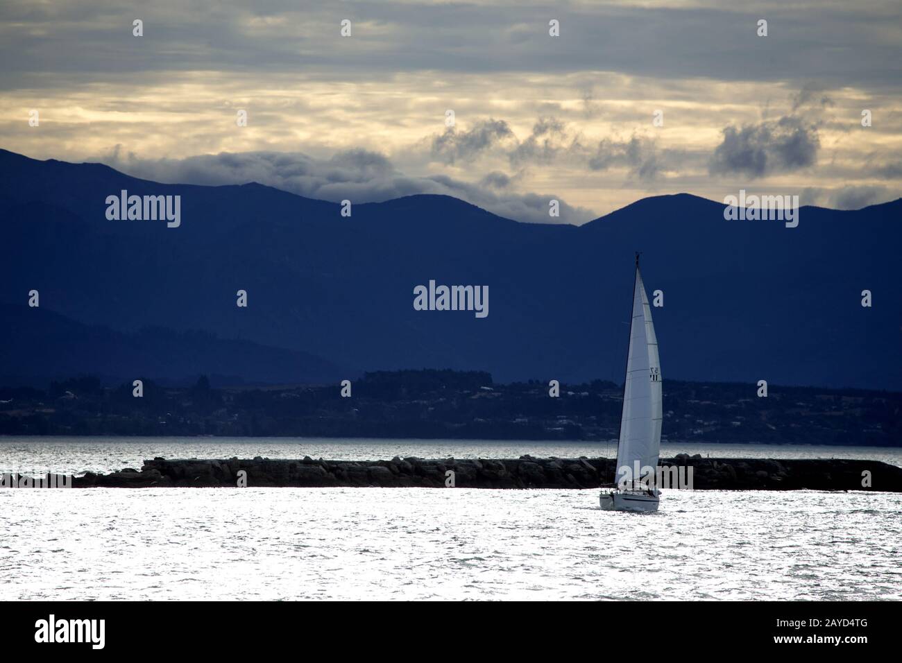 Tabla de vela surfista de viento Foto de stock