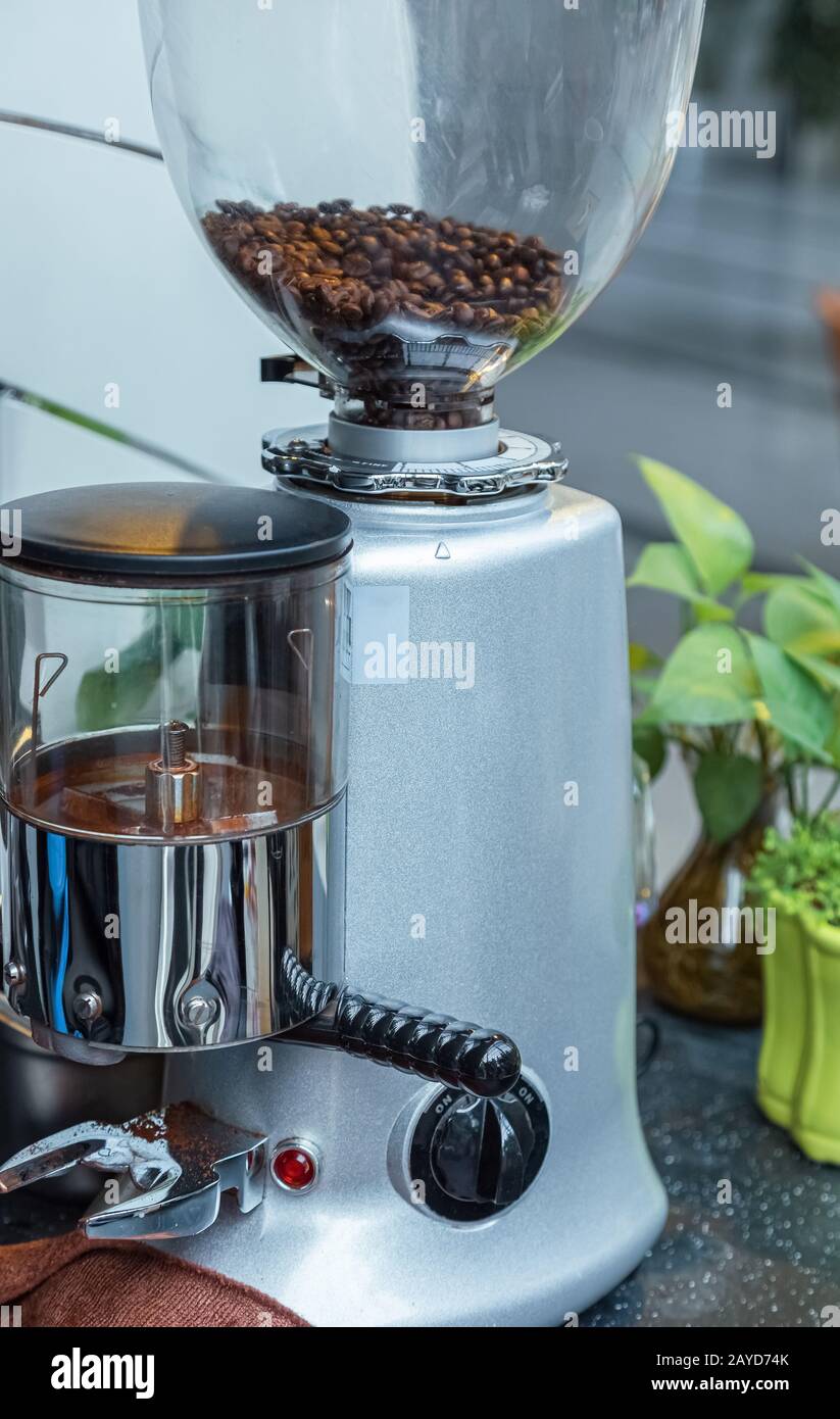 Equipo puramente manual. La cafetera para moler granos de café debe  utilizarse a mano. Es manual. Forma bonita. Ambiente de cafetería  Fotografía de stock - Alamy