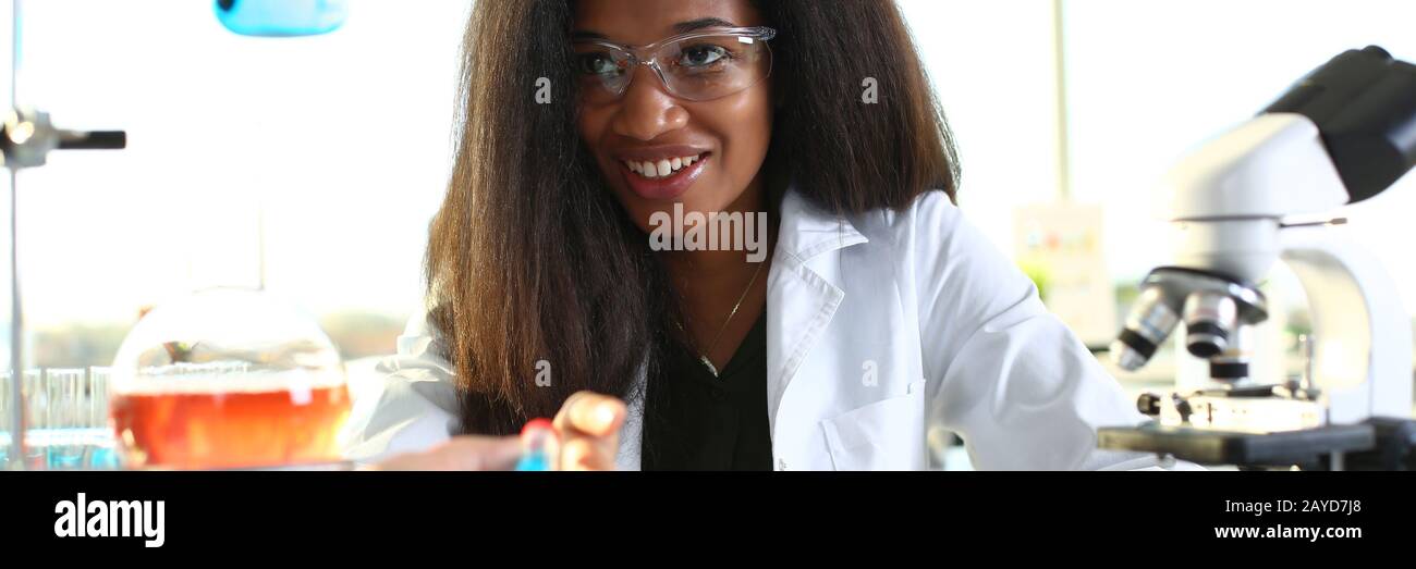 Una doctora en un laboratorio químico mantiene Foto de stock