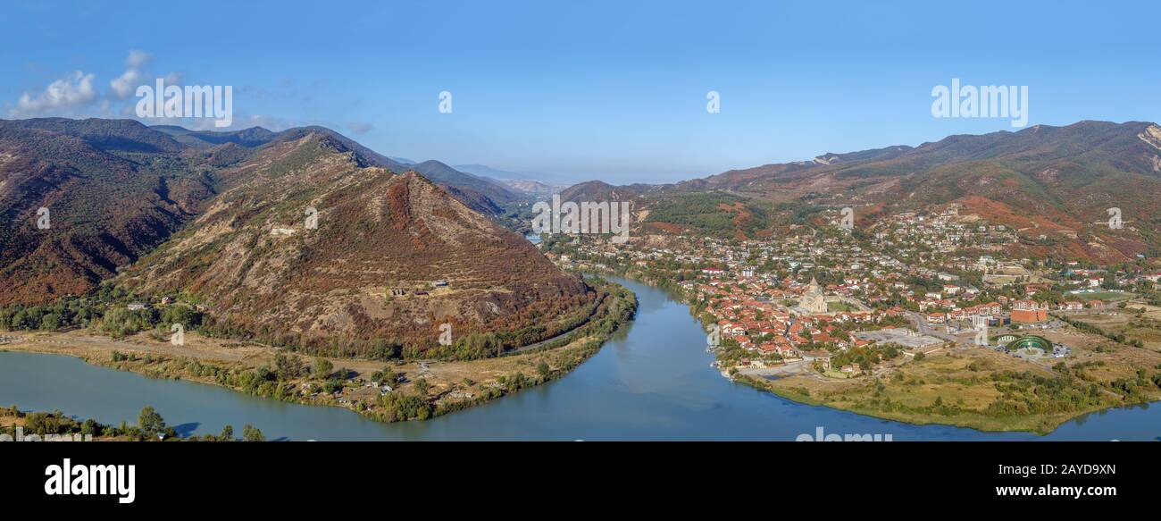 Vista de la fusión de los ríos Kura y Aragvi, Georgia Foto de stock