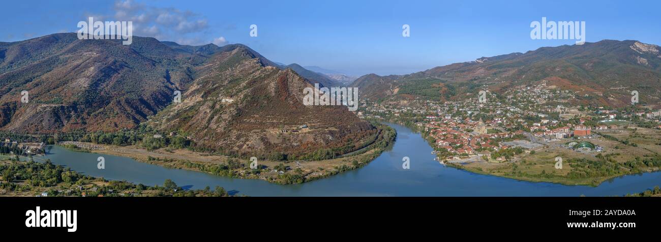 Vista de la fusión de los ríos Kura y Aragvi, Georgia Foto de stock