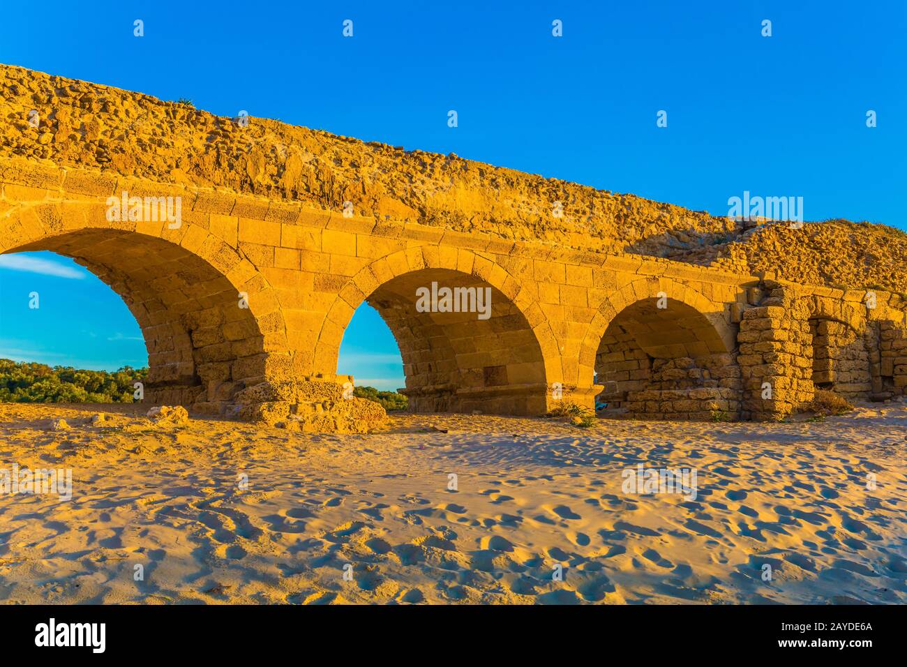 Acueducto bien conservado, construido en Cesarea Foto de stock