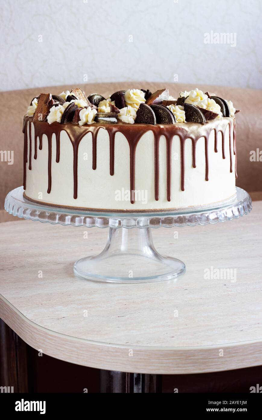 pastel de vacaciones con chocolate sobre una mesa sobre un fondo claro,  pastel de hombres, foto para pastelerías Fotografía de stock - Alamy