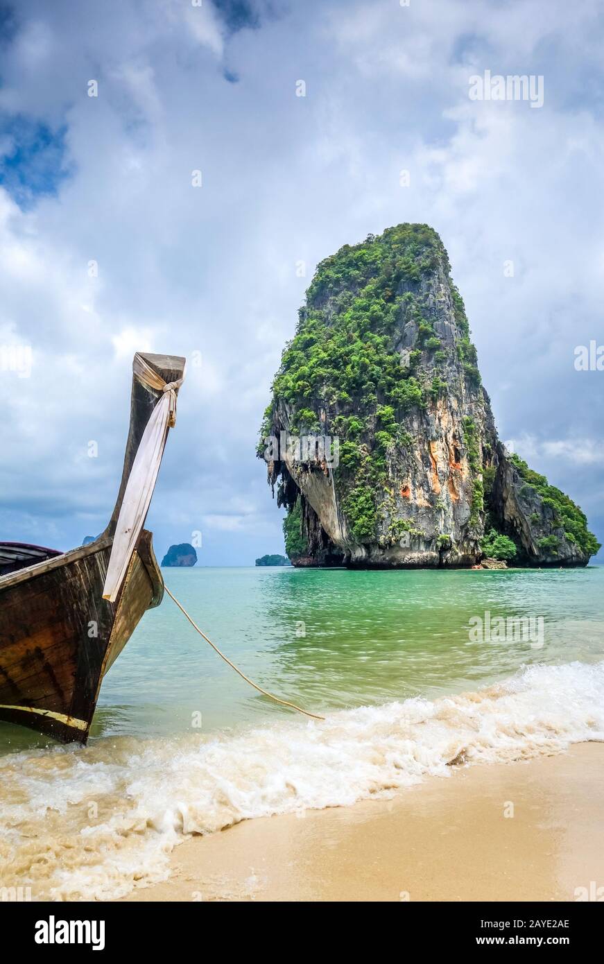Barco de cola larga en la playa de Phra Nang, Krabi, Tailandia Foto de stock