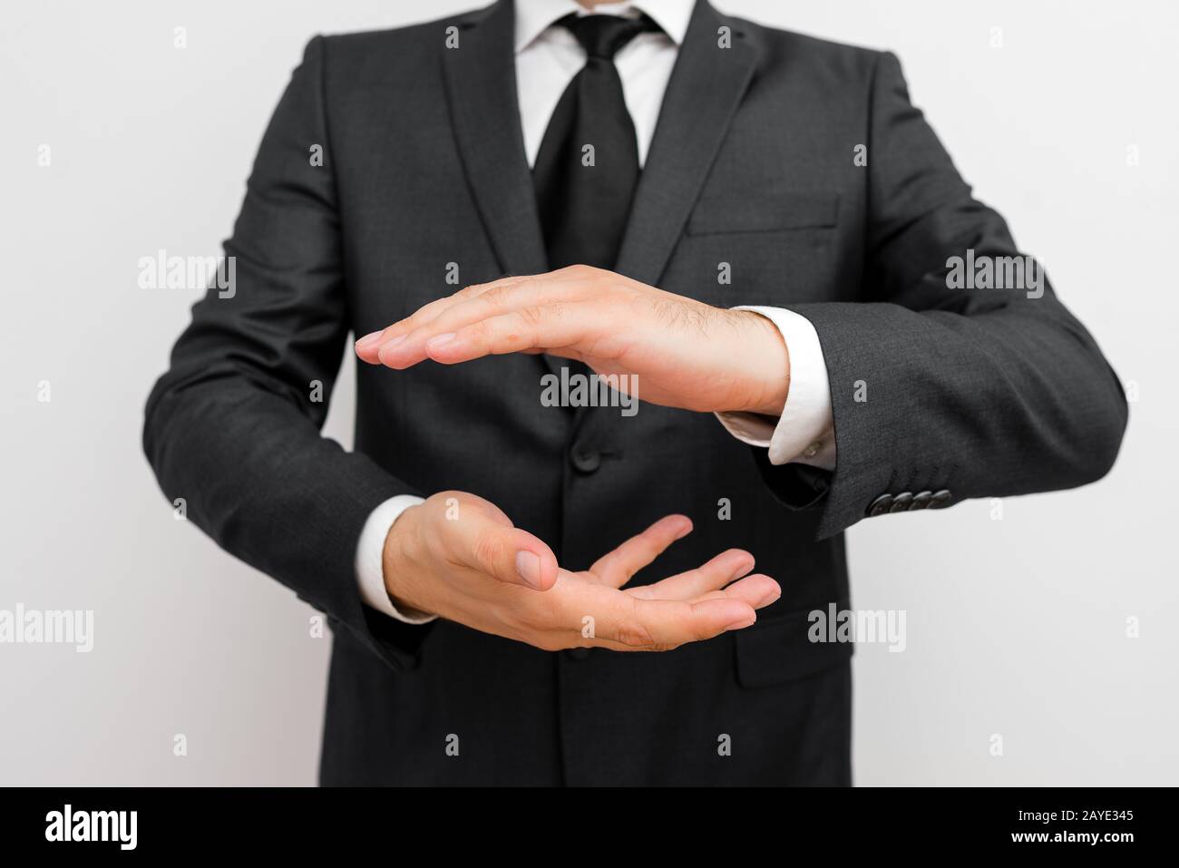 Hombre con barba vestir ropa de trabajo formal levantando una mano. Hombre  vestido con traje de trabajo y corbata levantada para indizar Fotografía de  stock - Alamy