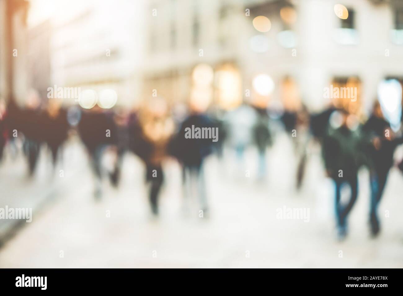 Gente borrosa caminando por la calle con luz de sol trasera - imagen desenfocada - Hora de la fiebre y concepto de metrópolis Foto de stock