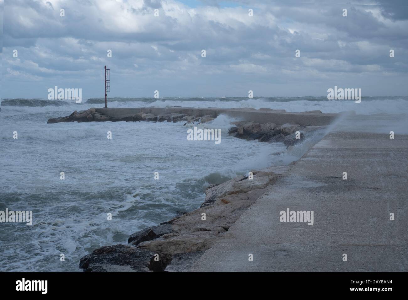 Mar tormentoso en la costa de Puglia, Italia. Foto de stock
