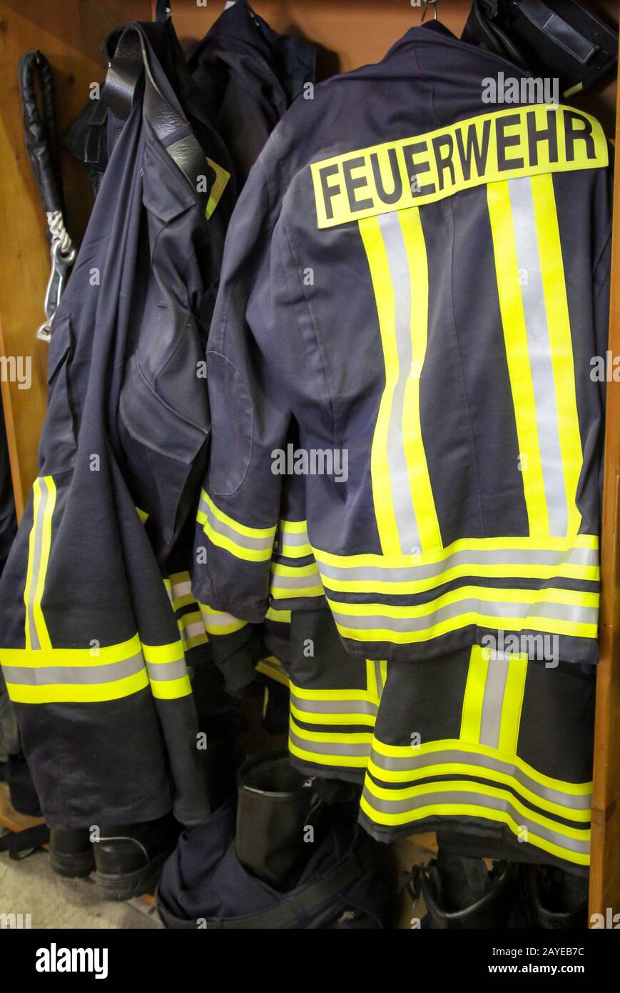 Ropa de bomberos, trajes, trajes de protección listos para usar Foto de stock