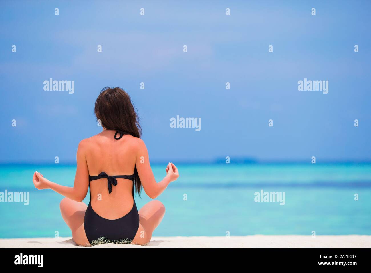 Mujer joven meditando playa fotografías e imágenes de alta resolución -  Alamy