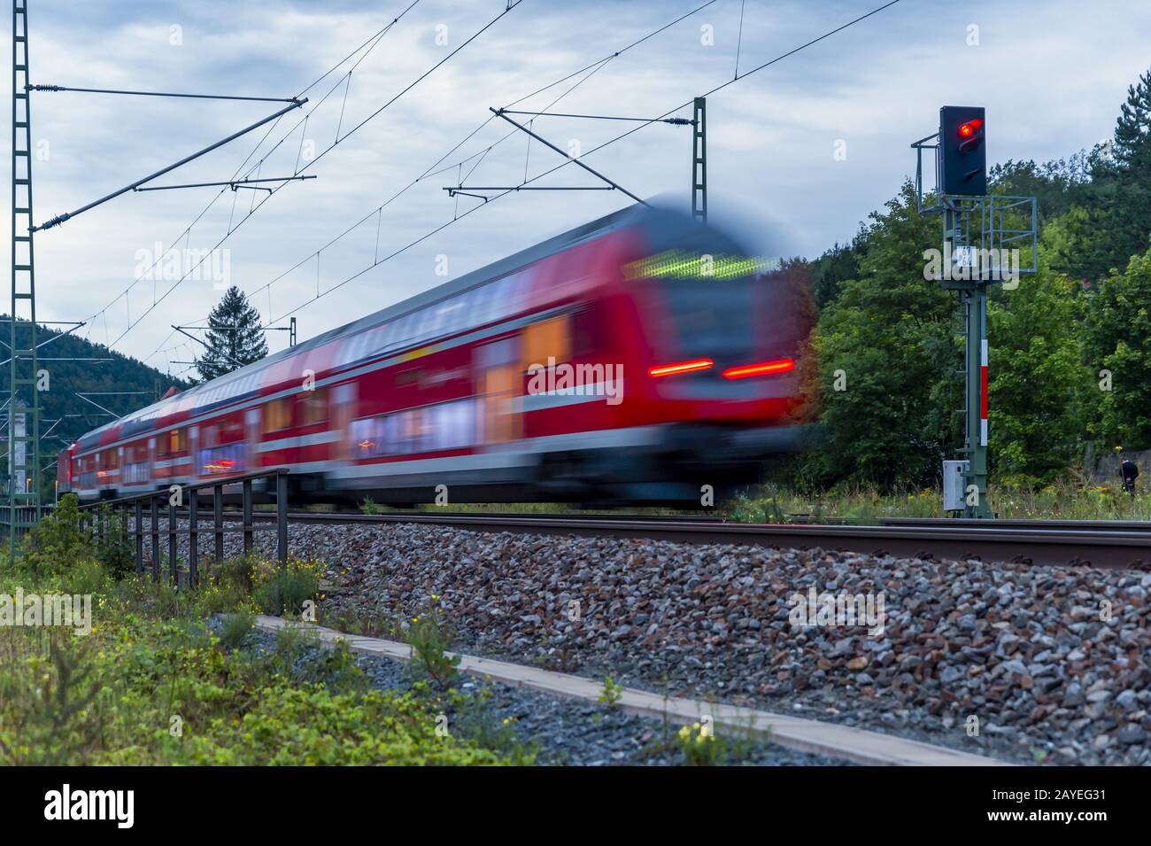 Tren regional rojo con desenfoque de movimiento Foto de stock