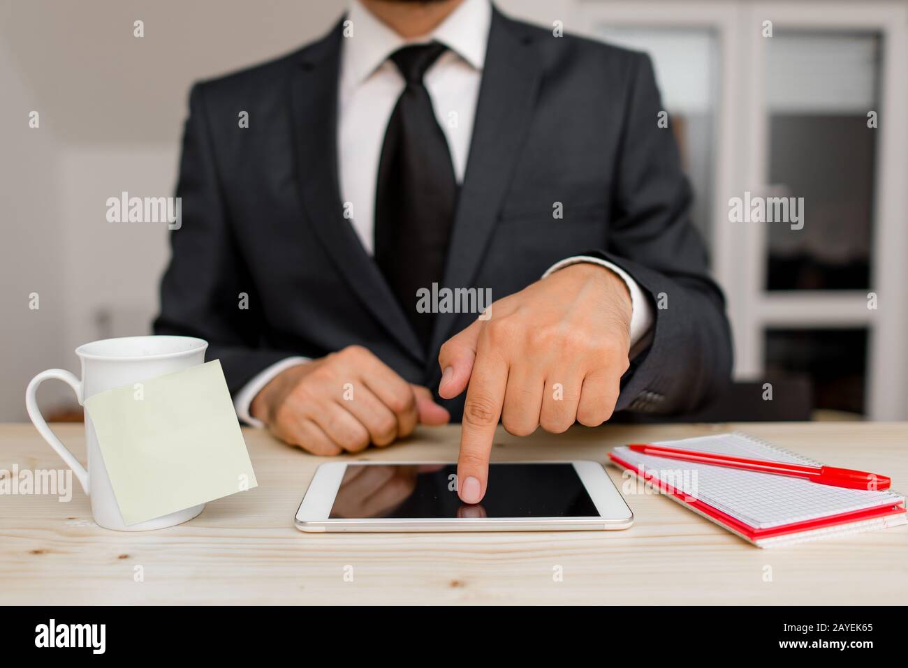 Hombre ropa de trabajo formal para hombre presentando la presentación de un  dispositivo smartphone de alta tecnología. Hombre vestido con traje de  trabajo pl Fotografía de stock - Alamy