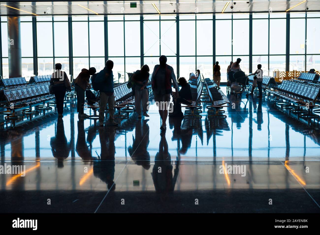Grupo de personas de silueta en el aeropuerto Foto de stock