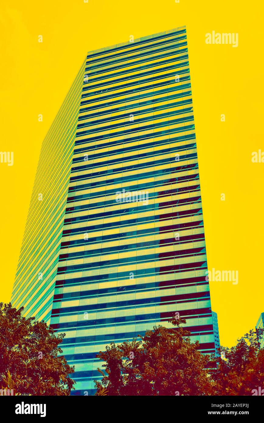 fondo ilustrado de un edificio de negocios en una ciudad moderna con un tono de cómic amarillento Foto de stock